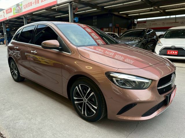 僅行駛1萬多公里/新車原廠保固中/跟新車差不多 價格卻差很多/2023 BENZ B180 1.4/可全額貸款  第2張相片