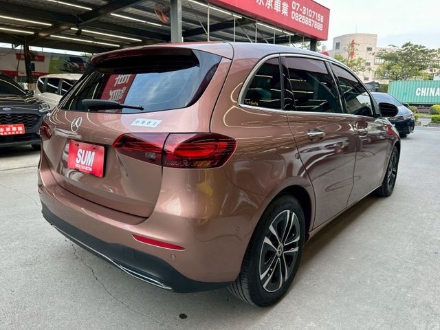 僅行駛1萬多公里/新車原廠保固中/跟新車差不多 價格卻差很多/2023 BENZ B180 1.4/可全額貸款  第4張相片