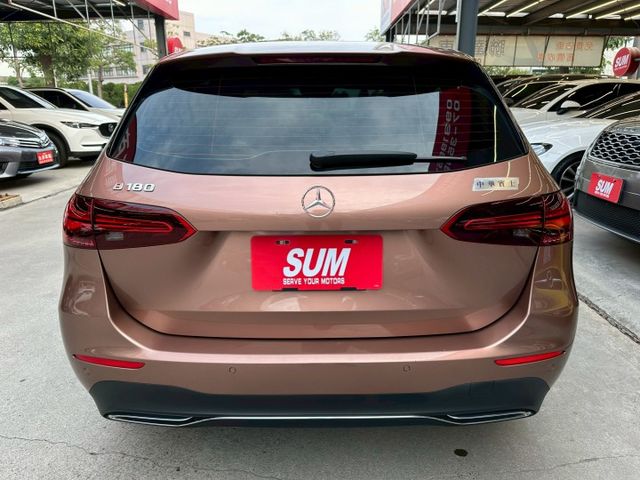 僅行駛1萬多公里/新車原廠保固中/跟新車差不多 價格卻差很多/2023 BENZ B180 1.4/可全額貸款  第6張相片