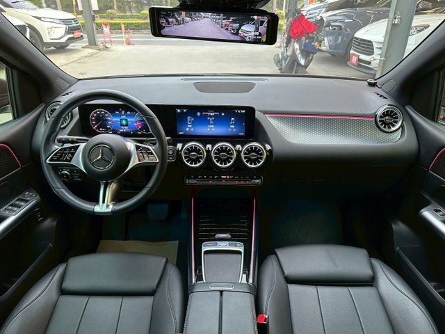 僅行駛1萬多公里/新車原廠保固中/跟新車差不多 價格卻差很多/2023 BENZ B180 1.4/可全額貸款  第7張相片