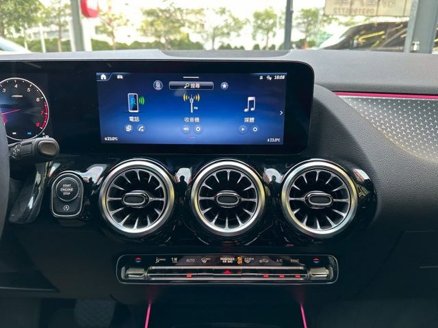 僅行駛1萬多公里/新車原廠保固中/跟新車差不多 價格卻差很多/2023 BENZ B180 1.4/可全額貸款  第9張相片