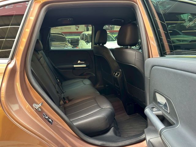 僅行駛1萬多公里/新車原廠保固中/跟新車差不多 價格卻差很多/2023 BENZ B180 1.4/可全額貸款  第20張相片