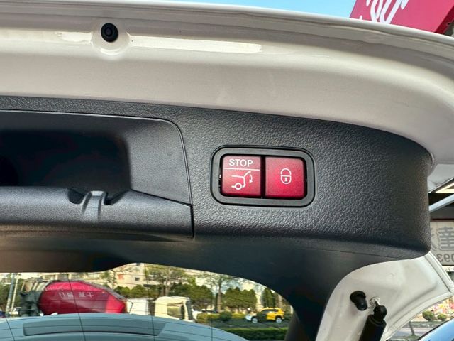 市場稀有總代理GLA200版本 車小視野高 市區代步好輕鬆 可全額貸款 可線上視訊賞車  第10張相片