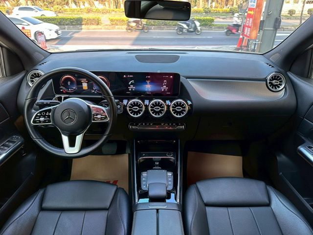 市場稀有總代理GLA200版本 車小視野高 市區代步好輕鬆 可全額貸款 可線上視訊賞車  第11張相片