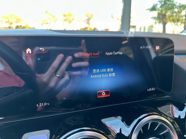 市場稀有總代理GLA200版本 車小視野高 市區代步好輕鬆 可全額貸款 可線上視訊賞車  第14張相片