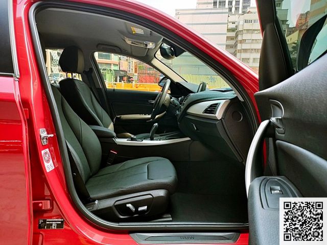 2016 BMW 118i 1.6 小改款後新款1系列小型車 僅跑9萬多公里 市區行駛方便 高速底盤扎實 可全貸  第18張相片