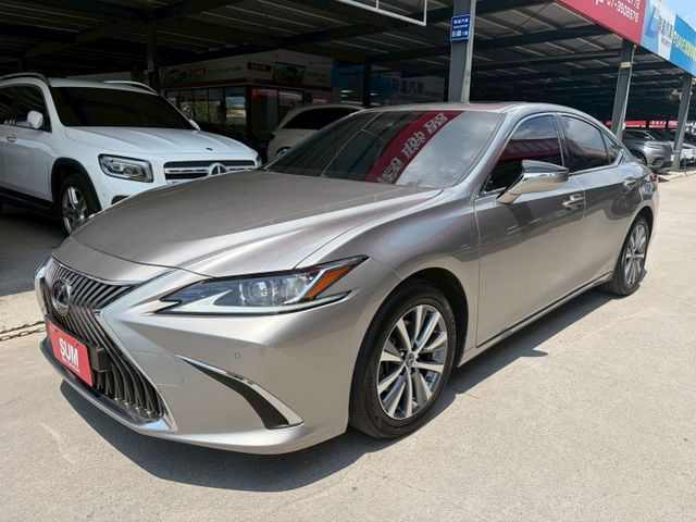 市場稀有油電版本釋出 2019 ES300H 僅行駛10萬公里 可全額貸款 可線上視訊賞車  第2張相片