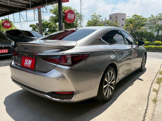 市場稀有油電版本釋出 2019 ES300H 僅行駛10萬公里 可全額貸款 可線上視訊賞車  第4張相片