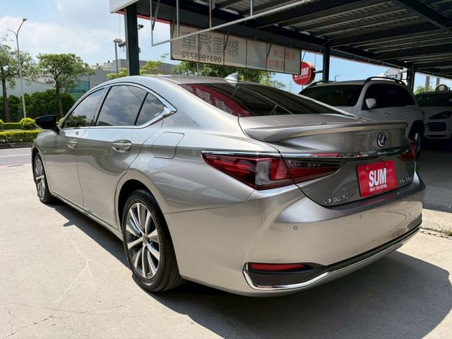 市場稀有油電版本釋出 2019 ES300H 僅行駛10萬公里 可全額貸款 可線上視訊賞車  第5張相片