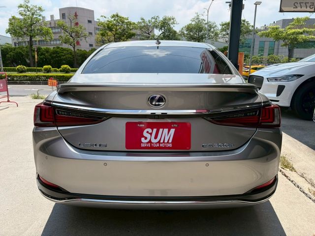 市場稀有油電版本釋出 2019 ES300H 僅行駛10萬公里 可全額貸款 可線上視訊賞車  第7張相片