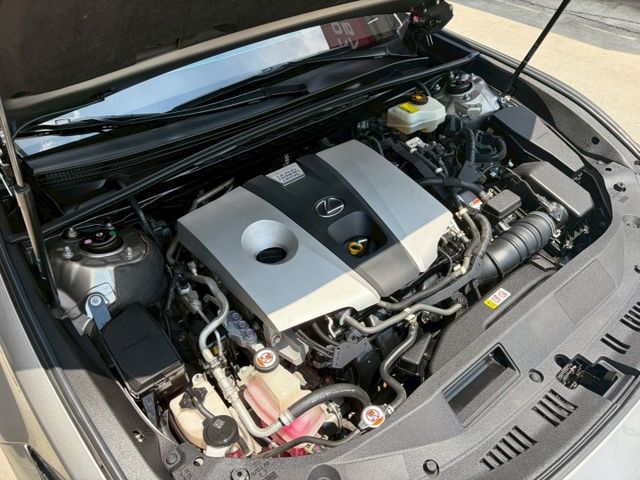 市場稀有油電版本釋出 2019 ES300H 僅行駛10萬公里 可全額貸款 可線上視訊賞車  第9張相片
