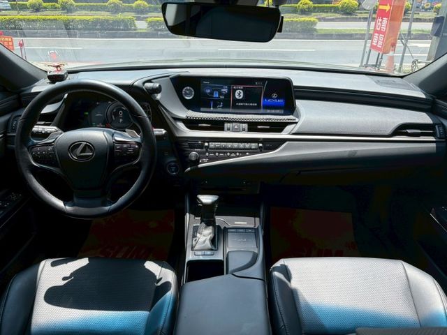 市場稀有油電版本釋出 2019 ES300H 僅行駛10萬公里 可全額貸款 可線上視訊賞車  第10張相片
