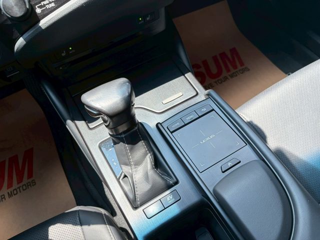 市場稀有油電版本釋出 2019 ES300H 僅行駛10萬公里 可全額貸款 可線上視訊賞車  第15張相片
