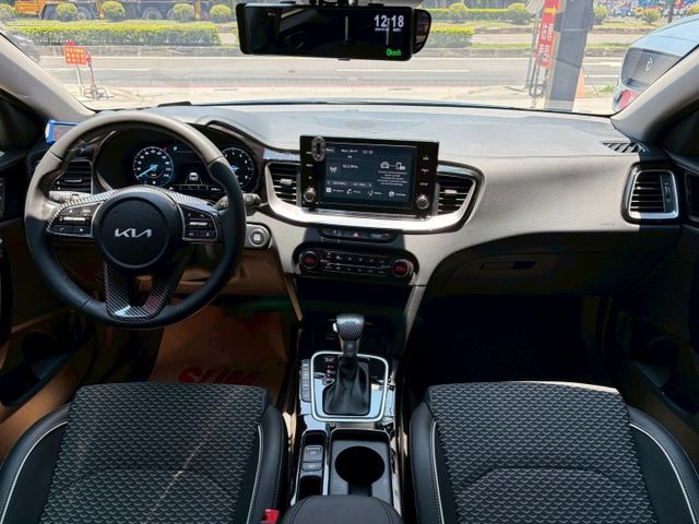 市場稀有旅行車版本 僅行駛6萬多公里 油電車省油又安靜好開 晚了就沒了 可全額貸款 可線上視訊賞車  第11張相片