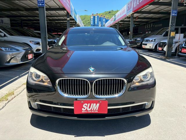 2013 BMW 740Li 3.0 僅行駛11萬多公里 當年新車529萬 現在只要22.8萬即可擁有 可全額貸款  第6張相片