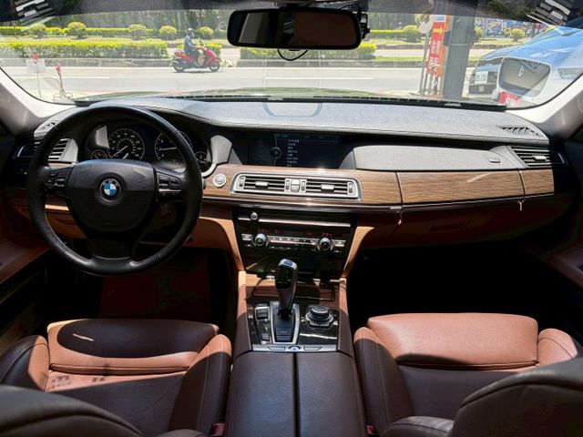 2013 BMW 740Li 3.0 僅行駛11萬多公里 當年新車529萬 現在只要22.8萬即可擁有 可全額貸款  第10張相片