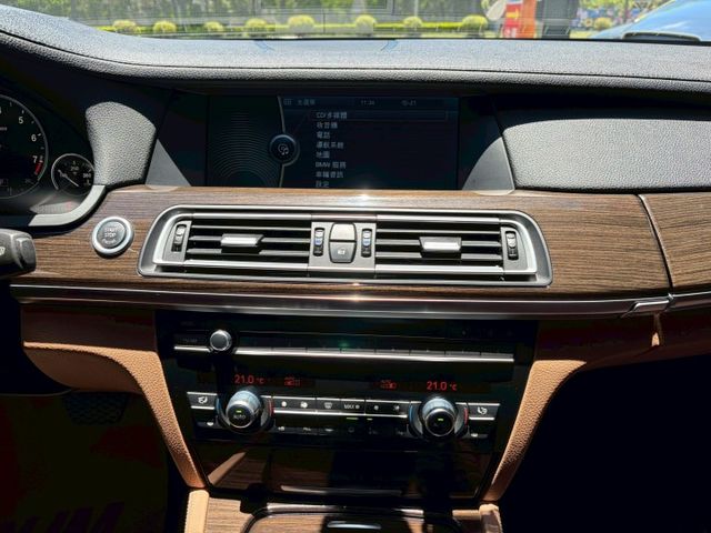 2013 BMW 740Li 3.0 僅行駛11萬多公里 當年新車529萬 現在只要22.8萬即可擁有 可全額貸款  第12張相片