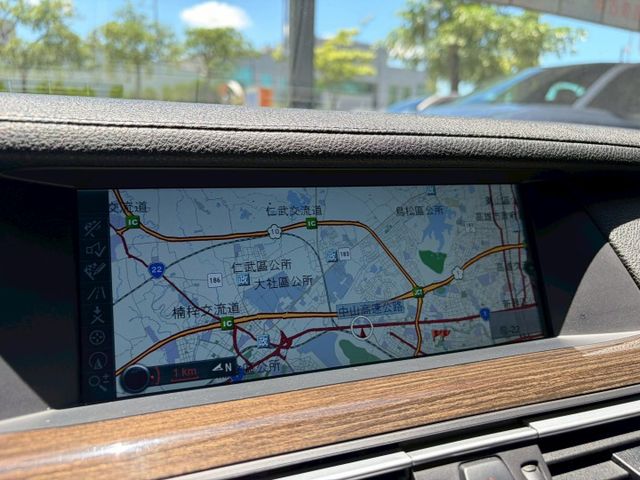 2013 BMW 740Li 3.0 僅行駛11萬多公里 當年新車529萬 現在只要22.8萬即可擁有 可全額貸款  第13張相片