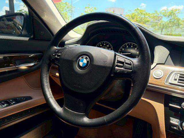 2013 BMW 740Li 3.0 僅行駛11萬多公里 當年新車529萬 現在只要22.8萬即可擁有 可全額貸款  第15張相片