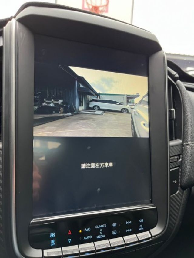 17年 U5 黑白雙色 12吋中控大螢幕 定速巡航 前方駐車雷達 變換車道輔助 導航系統 方向盤快控  第15張相片