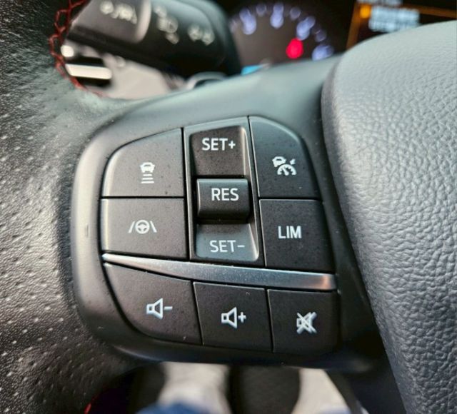 ST套件 免鑰匙 HUD B&O 換檔撥片 恆溫空調 carplay  ACC主動跟車 車道偏離警示   車道變換輔助  第11張相片