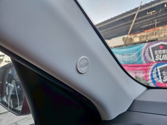 21年 VENUE GLB款 僅跑3萬多 紅黑雙色 盲點偵測 環景系統 CARPLAY主機 車道置中輔助 AEB緊急煞停  第12張相片
