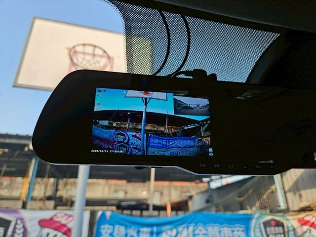 21年 VENUE GLB款 僅跑3萬多 紅黑雙色 盲點偵測 環景系統 CARPLAY主機 車道置中輔助 AEB緊急煞停  第18張相片