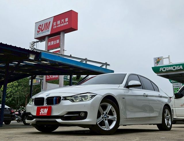 16年 F30 小改款318i 免鑰匙摸門解鎖 定速巡航 分區溫控 後座出風口 導航系統 倒車顯影 記憶電動椅  第1張相片