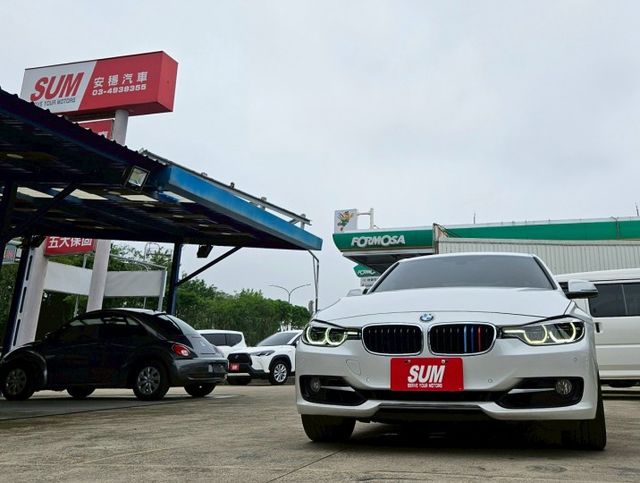 16年 F30 小改款318i 免鑰匙摸門解鎖 定速巡航 分區溫控 後座出風口 導航系統 倒車顯影 記憶電動椅  第2張相片