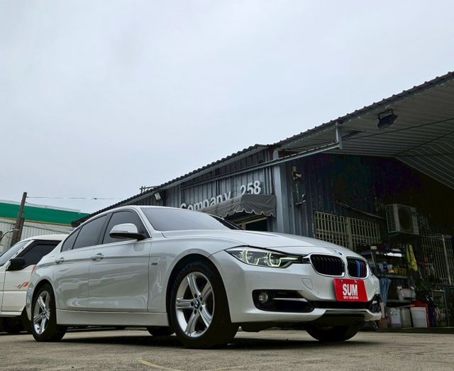 16年 F30 小改款318i 免鑰匙摸門解鎖 定速巡航 分區溫控 後座出風口 導航系統 倒車顯影 記憶電動椅  第3張相片