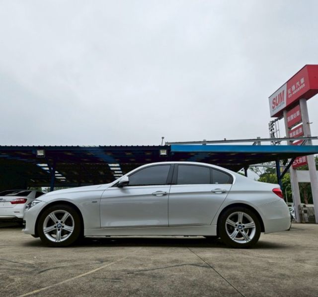16年 F30 小改款318i 免鑰匙摸門解鎖 定速巡航 分區溫控 後座出風口 導航系統 倒車顯影 記憶電動椅  第4張相片