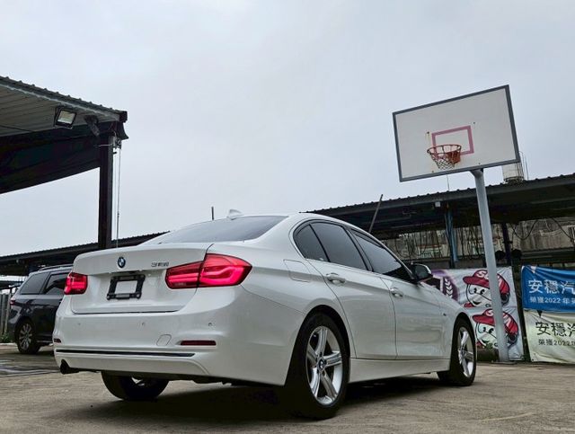 16年 F30 小改款318i 免鑰匙摸門解鎖 定速巡航 分區溫控 後座出風口 導航系統 倒車顯影 記憶電動椅  第5張相片