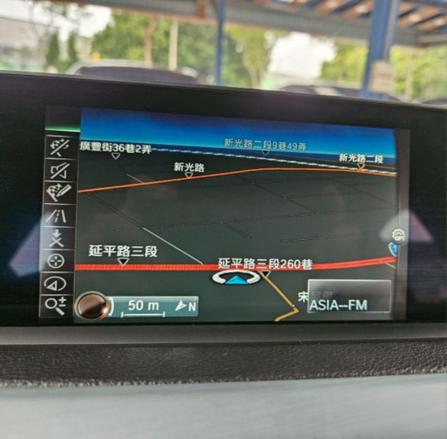 16年 F30 小改款318i 免鑰匙摸門解鎖 定速巡航 分區溫控 後座出風口 導航系統 倒車顯影 記憶電動椅  第14張相片