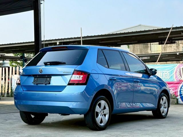16年 FABIA 1.2 TSI 年度稅金僅8640 油耗平均 17.8 免鑰匙摸門啟動 LED日行燈 定速巡航 影音  第4張相片