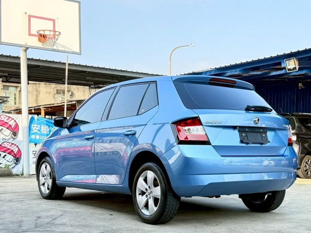 16年 FABIA 1.2 TSI 年度稅金僅8640 油耗平均 17.8 免鑰匙摸門啟動 LED日行燈 定速巡航 影音  第5張相片