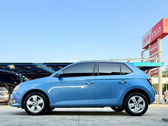16年 FABIA 1.2 TSI 年度稅金僅8640 油耗平均 17.8 免鑰匙摸門啟動 LED日行燈 定速巡航 影音  第6張相片