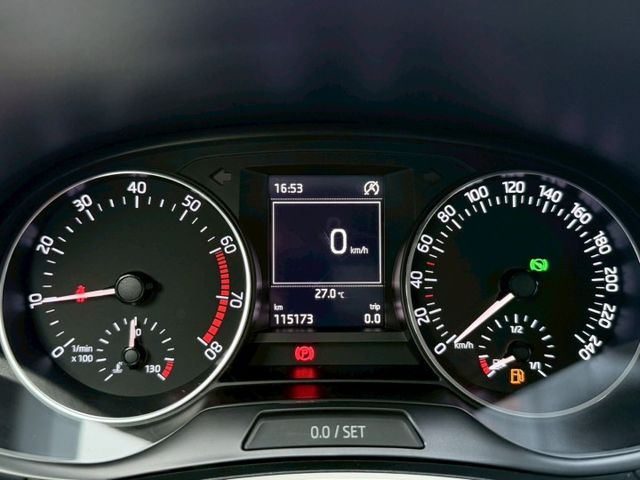 16年 FABIA 1.2 TSI 年度稅金僅8640 油耗平均 17.8 免鑰匙摸門啟動 LED日行燈 定速巡航 影音  第17張相片