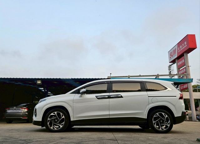 23年 CUSTIN B款 僅跑2萬 新車原廠保固中 大七人座 第二排VIP皇家座椅 Level2半自動駕駛 環景系統  第7張相片