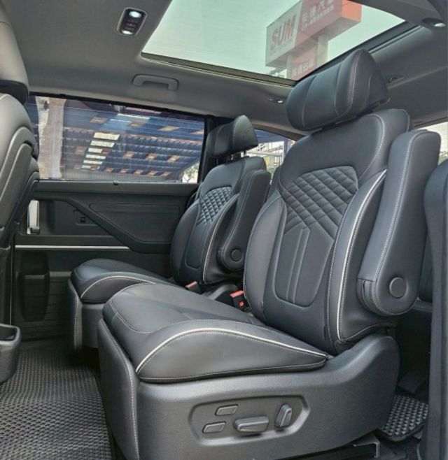 23年 CUSTIN B款 僅跑2萬 新車原廠保固中 大七人座 第二排VIP皇家座椅 Level2半自動駕駛 環景系統  第9張相片