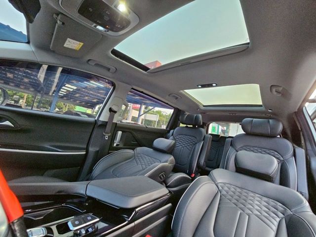 23年 CUSTIN B款 僅跑2萬 新車原廠保固中 大七人座 第二排VIP皇家座椅 Level2半自動駕駛 環景系統  第12張相片