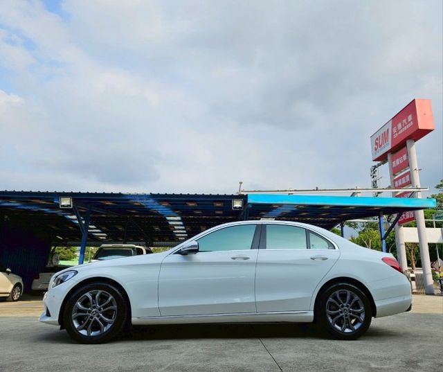 18年 C180 SEDAN W205總代理 小排量省油稅 主動防撞輔助 盲點 倒顯 導航 免鑰匙啟動 恆溫 感應頭燈  第2張相片