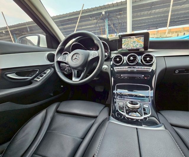 18年 C180 SEDAN W205總代理 小排量省油稅 主動防撞輔助 盲點 倒顯 導航 免鑰匙啟動 恆溫 感應頭燈  第8張相片