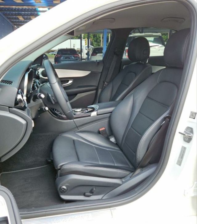 18年 C180 SEDAN W205總代理 小排量省油稅 主動防撞輔助 盲點 倒顯 導航 免鑰匙啟動 恆溫 感應頭燈  第9張相片