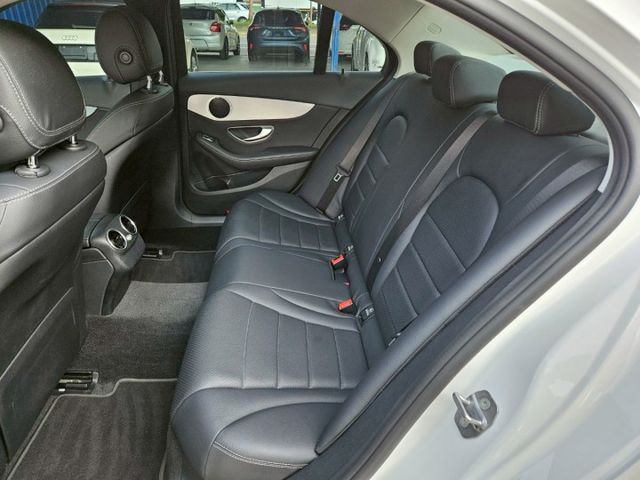 18年 C180 SEDAN W205總代理 小排量省油稅 主動防撞輔助 盲點 倒顯 導航 免鑰匙啟動 恆溫 感應頭燈  第10張相片
