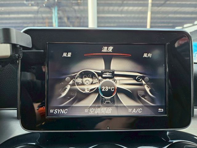 18年 C180 SEDAN W205總代理 小排量省油稅 主動防撞輔助 盲點 倒顯 導航 免鑰匙啟動 恆溫 感應頭燈  第18張相片