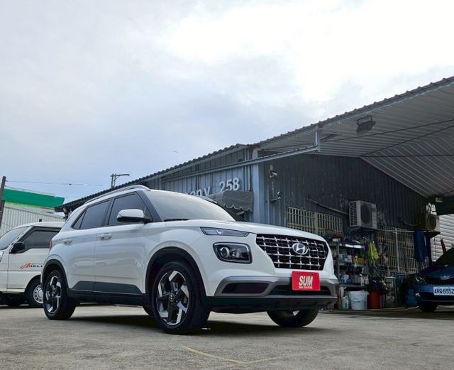 GLB款  盲點偵測 IKEY 車頂行李架 CARPLAY主機 車道置中輔助 AEB緊急煞停 恆溫空調  第2張相片