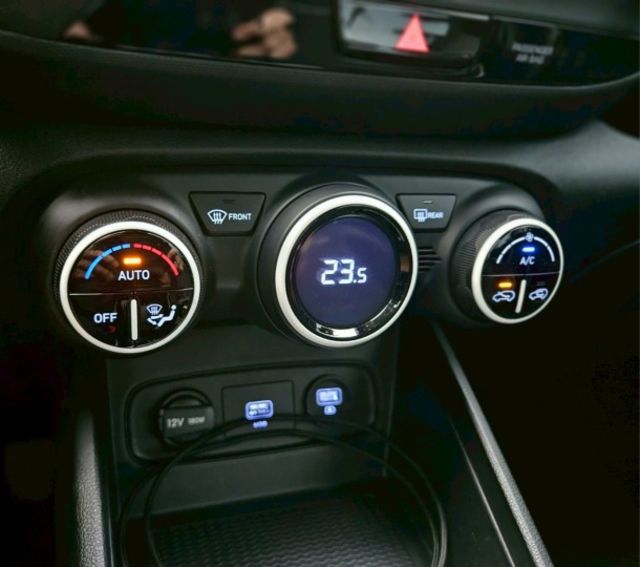 GLB款  盲點偵測 IKEY 車頂行李架 CARPLAY主機 車道置中輔助 AEB緊急煞停 恆溫空調  第11張相片