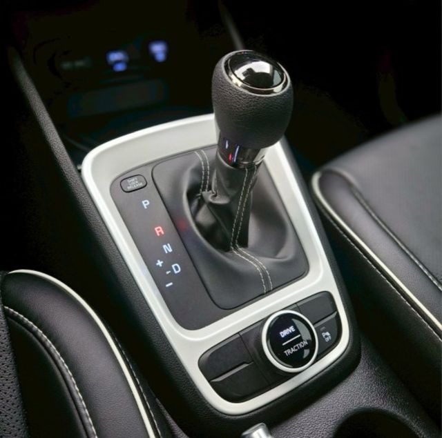 GLB款  盲點偵測 IKEY 車頂行李架 CARPLAY主機 車道置中輔助 AEB緊急煞停 恆溫空調  第13張相片