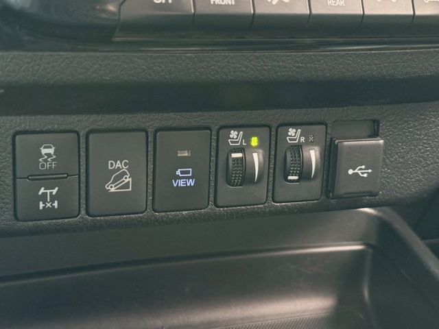 21年 HILUX 僅跑7萬公里 四輪傳動 ACC跟車系統 CARPLAY LED頭燈 抬頭顯示器 環景系統 電動座椅  第15張相片