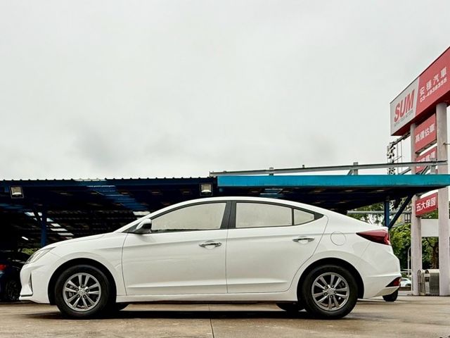20年 Elantra 豪華型 原廠保養紀錄 定速巡航 後座出風口 大螢幕安卓影音 方向盤快控鍵 自動感應頭燈  第6張相片